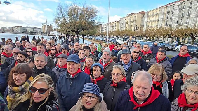 Santander rinde homenaje a Chema Puente cantando el himno (popular) de la capital de Cantabria